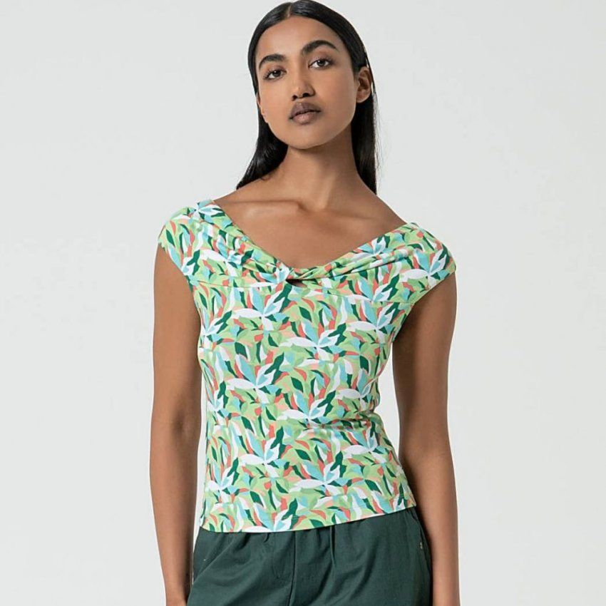 Camiseta escote mexicano estampado hojas verdes de Surkana