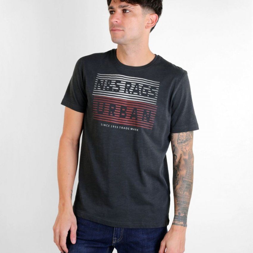 Camiseta gris oscuro letras y rayas de N&S