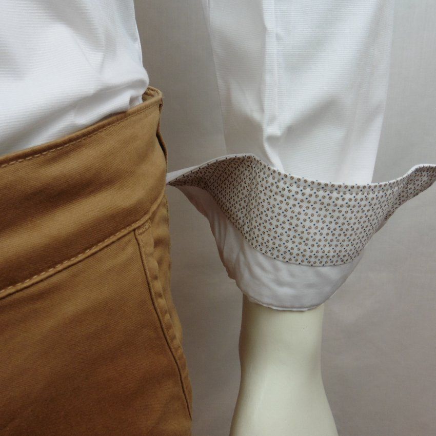 Camisa blanca con vivo mini dibujo camel de Yellow Skin