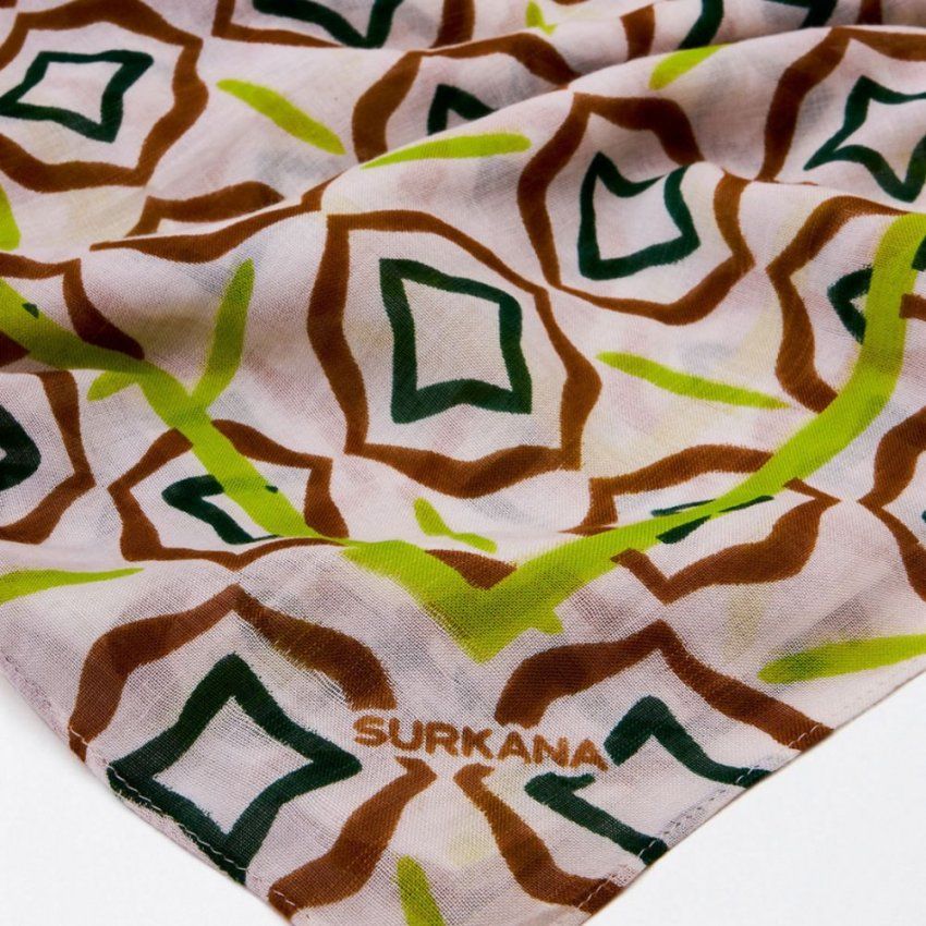 Pañuelo en color vainilla con estampado grande verde y camel de Surkana
