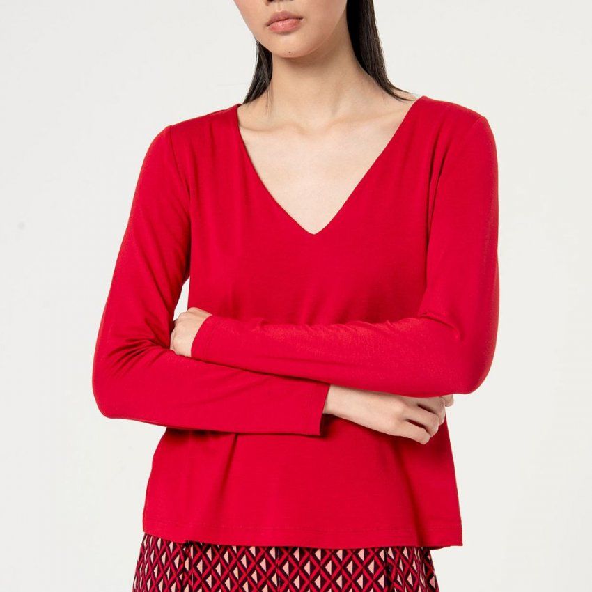 Camiseta escote pico roja de Surkana