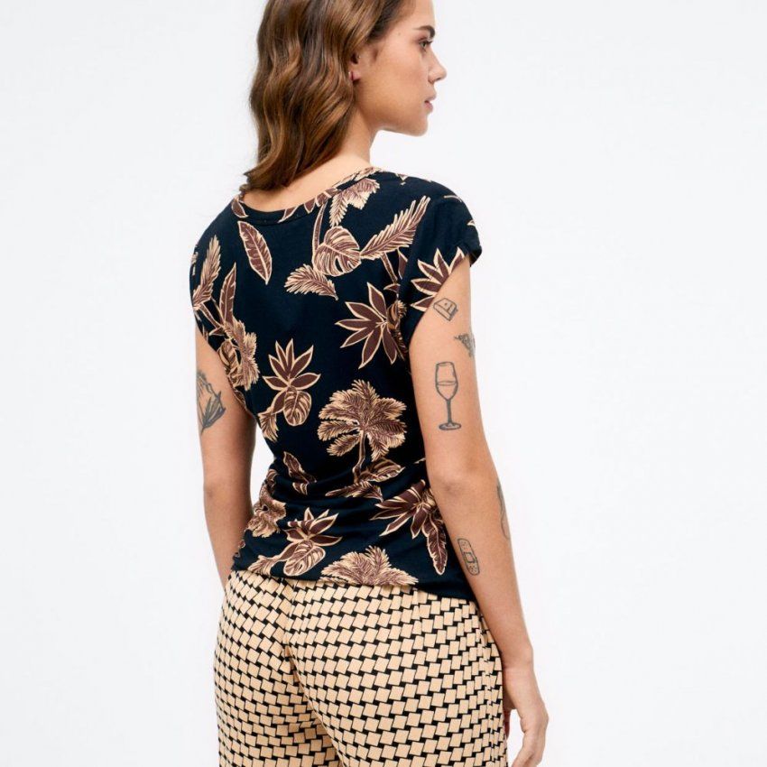 Camiseta negra hojas marrones de Surkana