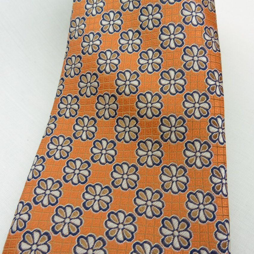 Corbata naranja con flores de Boccola