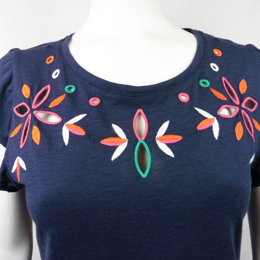 Camiseta azul marino bordada de WNT Collection