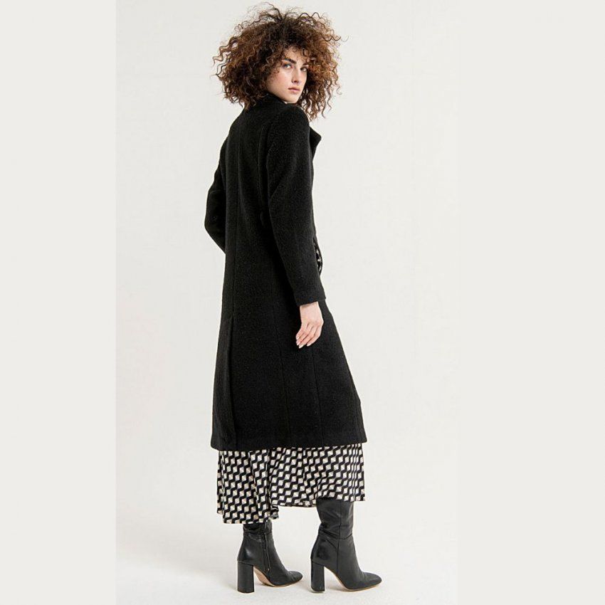 Abrigo negro de Surkana