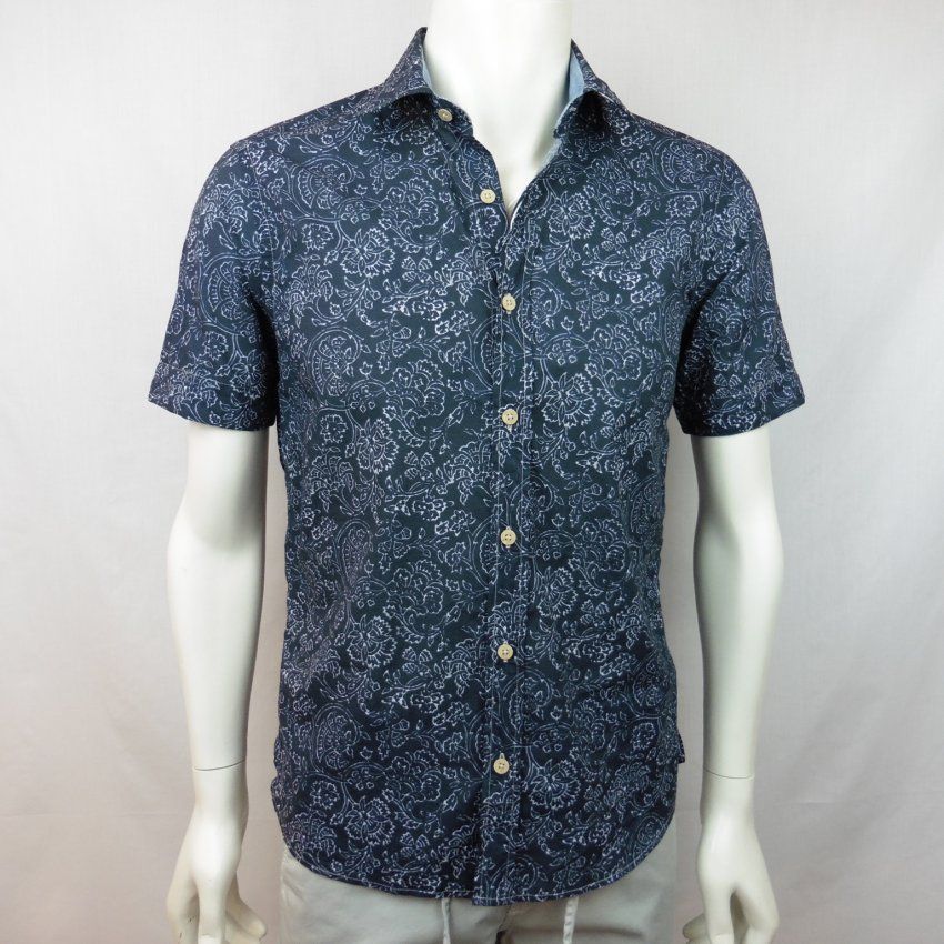 Camisa azul marino flores blancas de Corsare