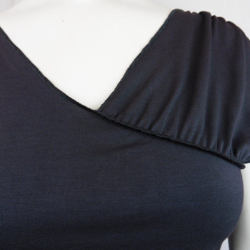 Camiseta drapeada gris oscuro de WNT Collection