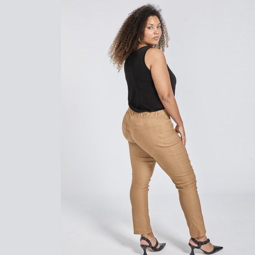 Pantalón elástico camel de SPG Woman