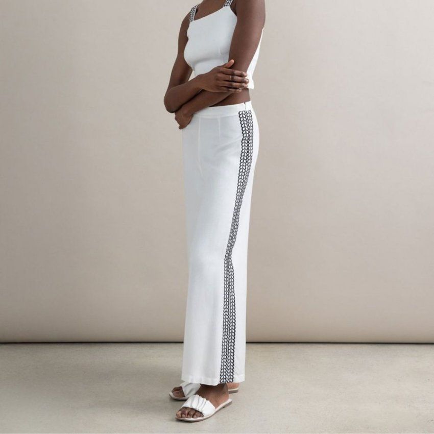 Pantalón blanco adorno negro de Surkana