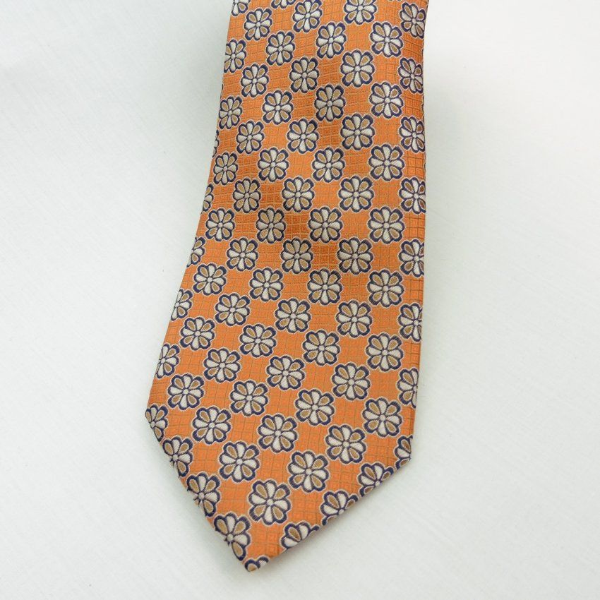 Corbata naranja con flores de Boccola