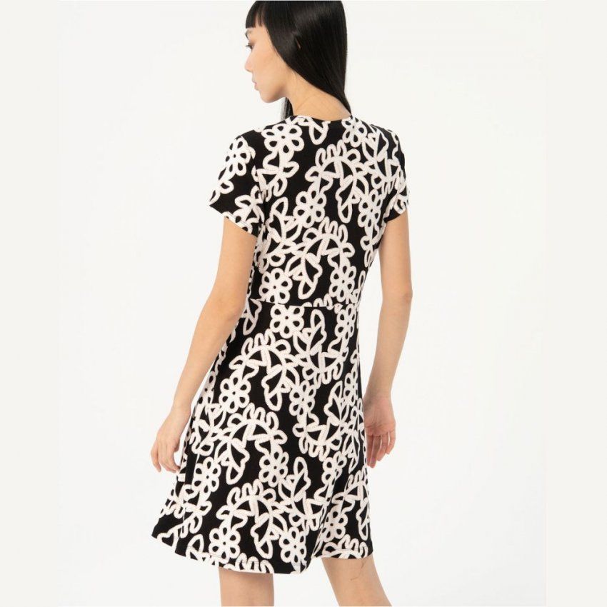 Vestido cruzado blanco y negro de Surkana