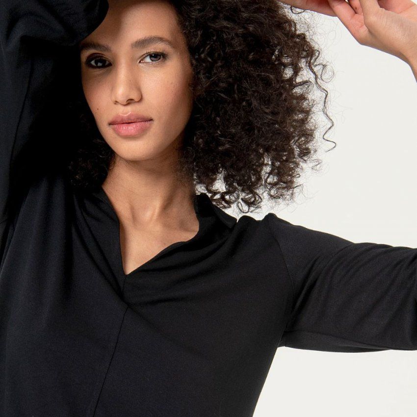 Camiseta cuello polo negra de Surkana