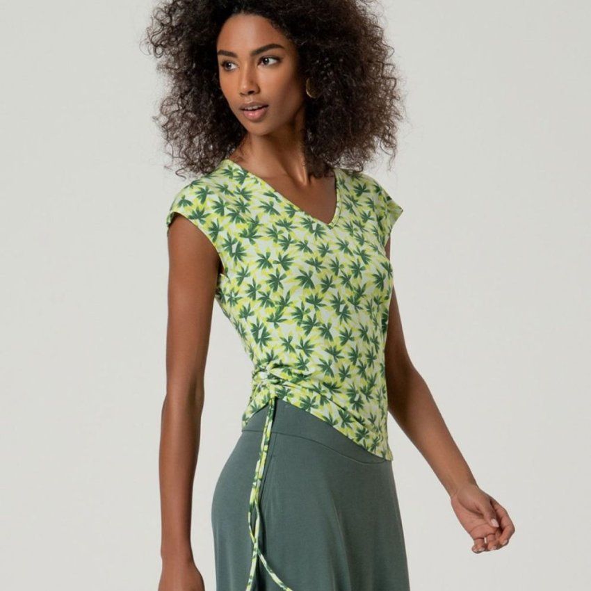 Camiseta fruncido lateral flores lima y verde de Surkana