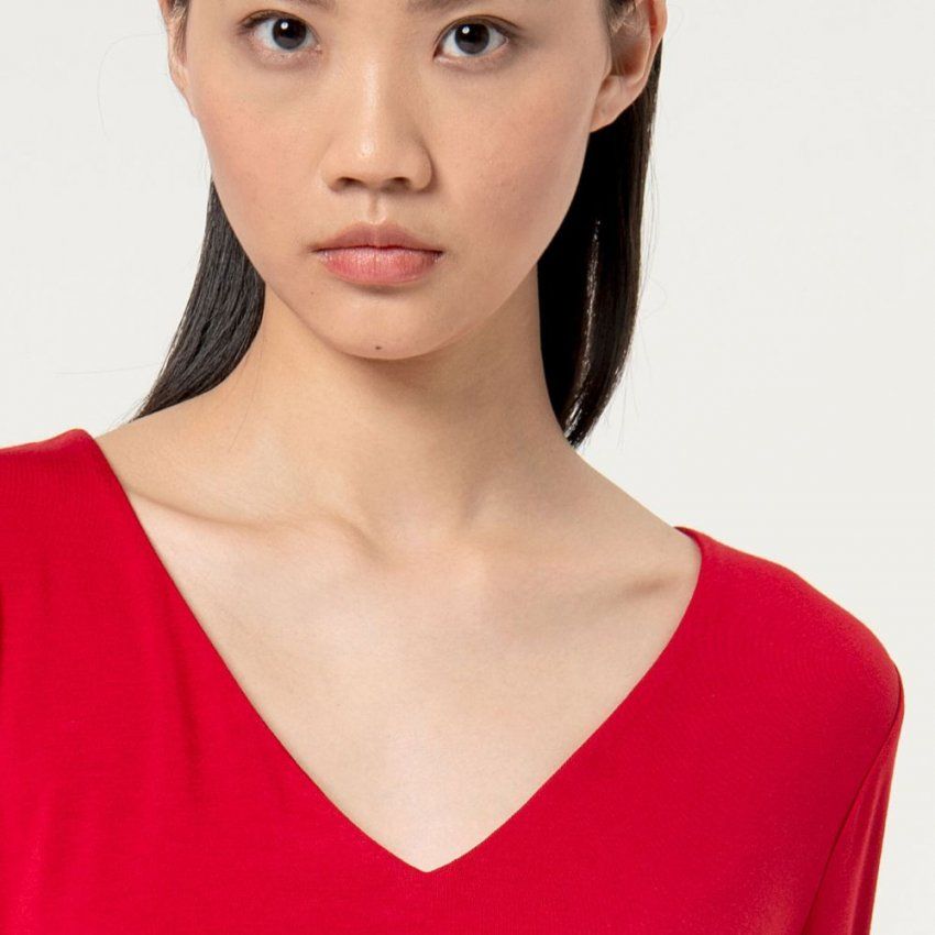 Camiseta escote pico roja de Surkana