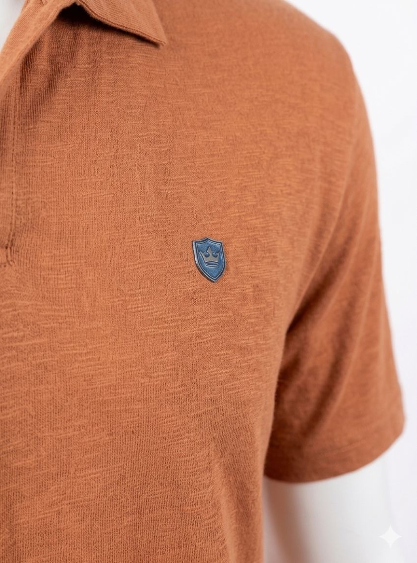 Polo modal naranja de Dark & Fish