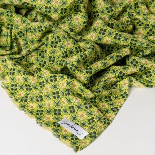 Pañuelo flor geométrica verde de Surkana Pañuelo flor geométrica verde de Surkana