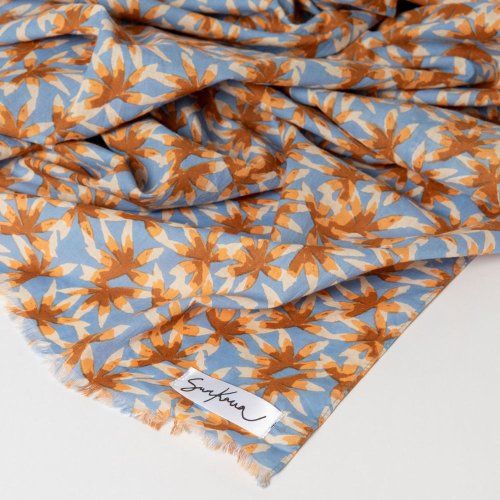 Pañuelo azul flores marrón y naranja de Surkana