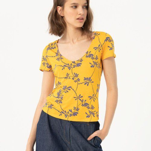 Camiseta ocre flores moradas de Surkana