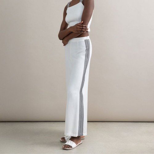 Pantalón blanco adorno negro de Surkana