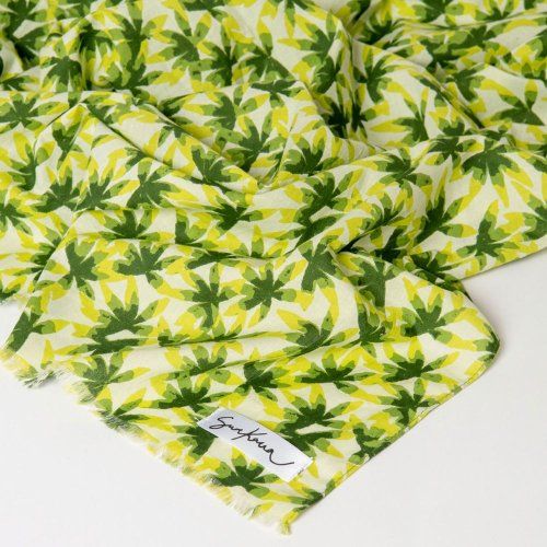 Pañuelo flores lima y verde de Surkana