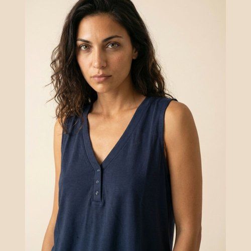 Camiseta escote pico azul marino de WNT Collection