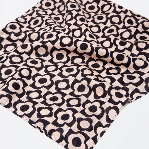 Foulard flores crudo y negro de Surkana