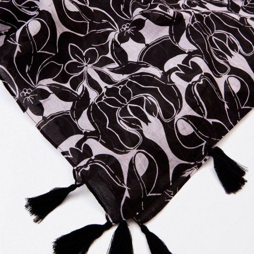 Pañuelo estampado blanco y negro con borlas de Surkana