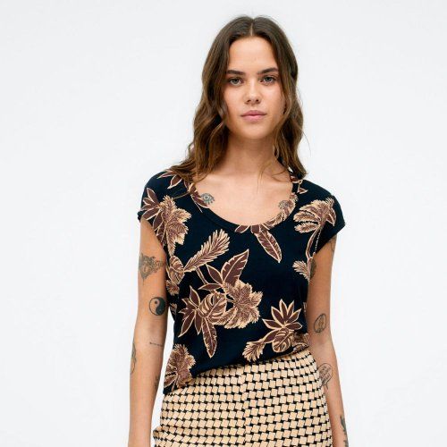 Camiseta negra hojas marrones de Surkana