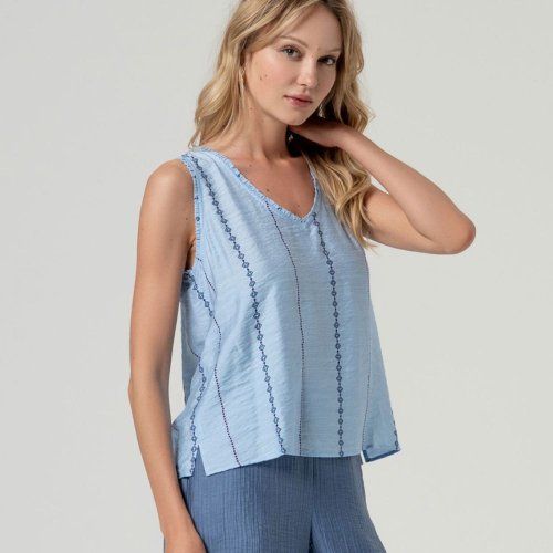 Top celeste con dibujo vertical de Surkana