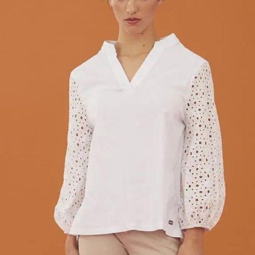 Blusa blanca perforada de WNT Collection