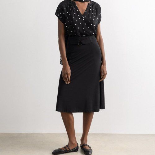 Falda midi evasé negra de Surkana
