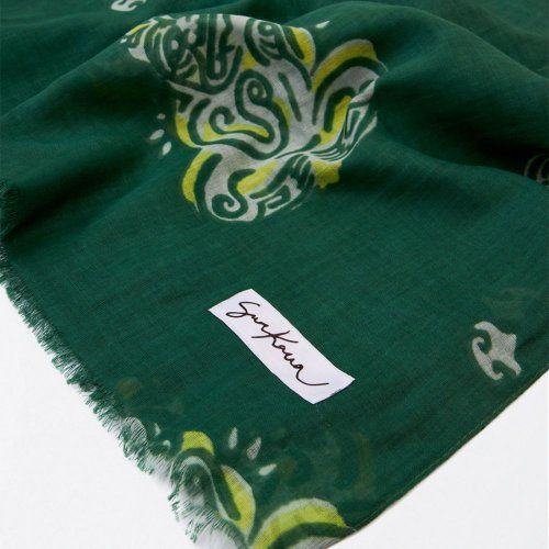 Pañuelo en color verde oscuro con budas de Surkana