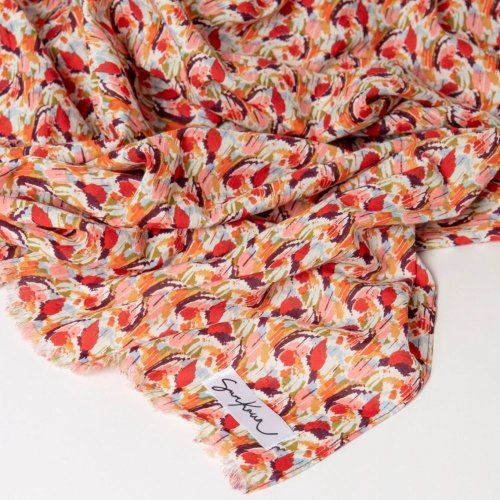 Pañuelo estampado tonos rojos de Surkana