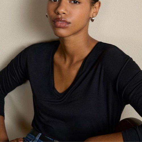 Camiseta negra escote pico de Surkana