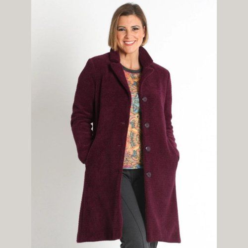 Abrigo burdeos de Lourdes Castillo