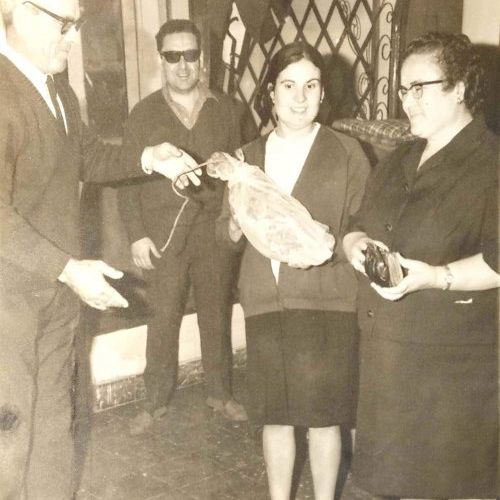 Nuestro abuelo entregando un jamón a la ganadora de un sorteo