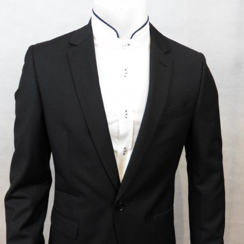 Traje negro de Javier Lobato