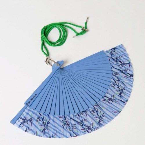 Abanico estampado azul de Surkana