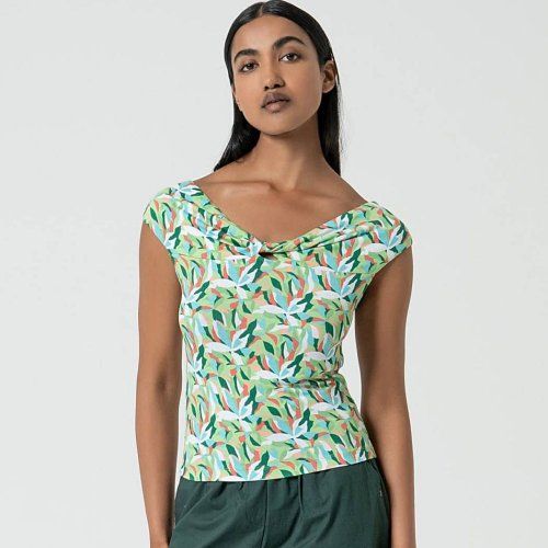 Camiseta escote mexicano estampado hojas verdes de Surkana