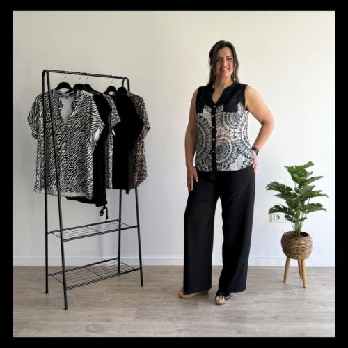 Camisa sin mangas estampado negro de Yemeka