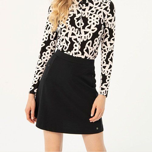 Falda corta negra de Surkana