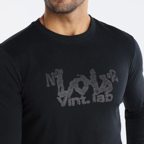 Camiseta negra letras al tono de Lois