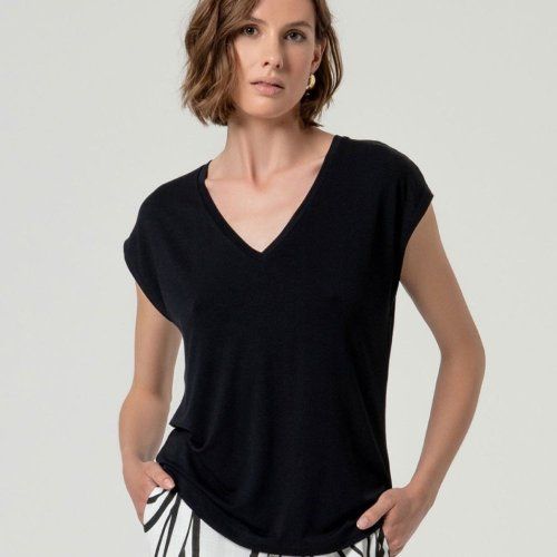 Camiseta negra de Surkana