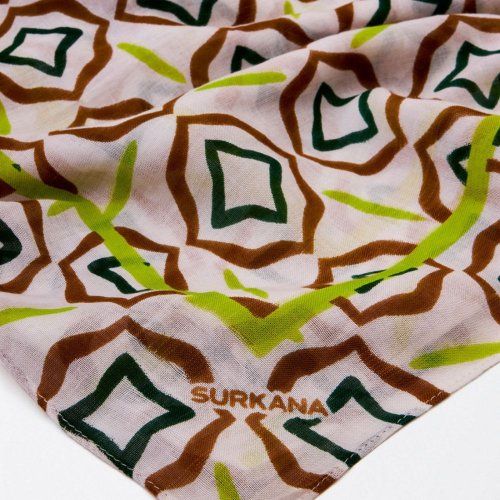Pañuelo en color vainilla con estampado grande verde y camel de Surkana