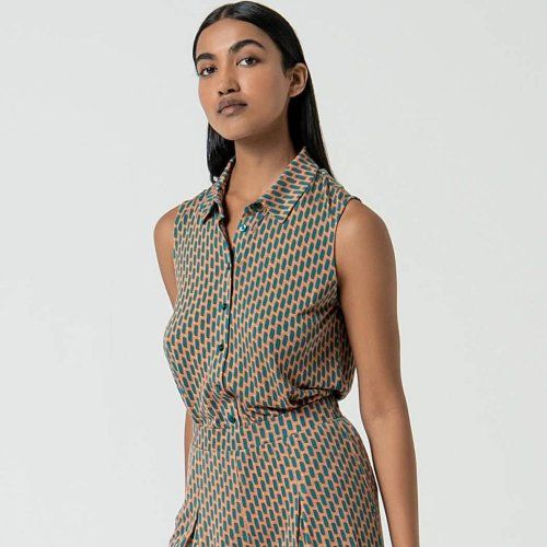 Camisa estampado geométrico verde y naranja de Surkana