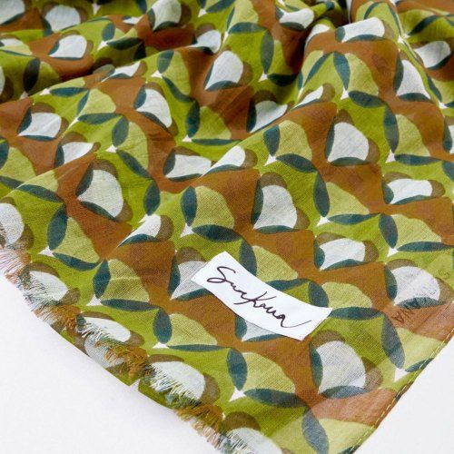 Pañuelo estampado tonos verdes y marrón de Surkana