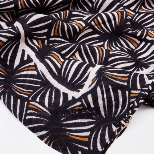 Pañuelo estampado blanco y negro de Surkana
