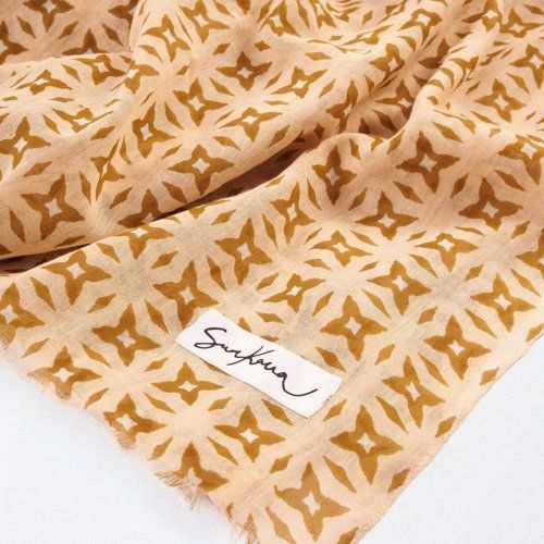 Pañuelo hojas grandes camel, crudo y negro de Surkana