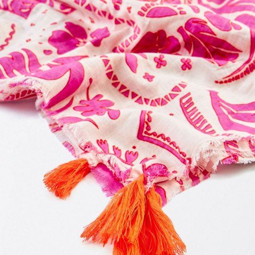 Pañuelo estampado blanco y fucsia con borlas de Surkana