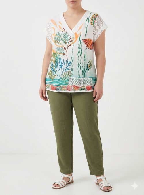 Camiseta blanca con estampado verde y naranja de Nayat